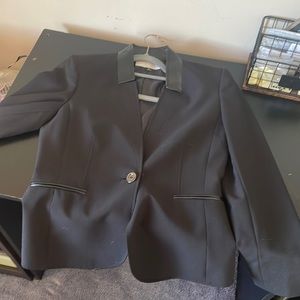 Only worn 3-4 times. Gorgeous and professional